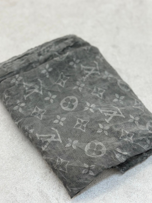 شال حریر طرح لویی ویتون رنگ طوسی شیک