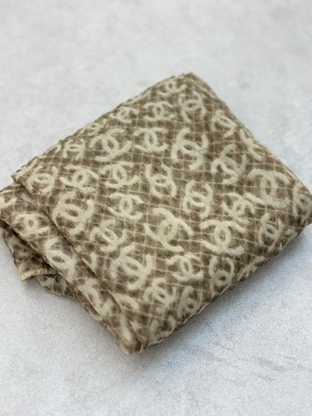 شال حریر پفکی طرح Chanel رنگ نسکافهای