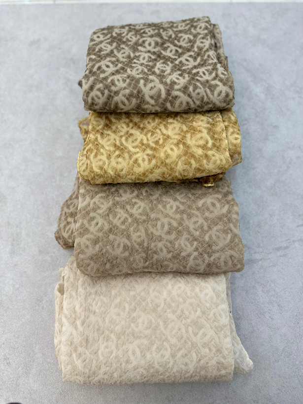 شال حریر پفکی طرح شنل رنگ خردلی مزون سجادیان